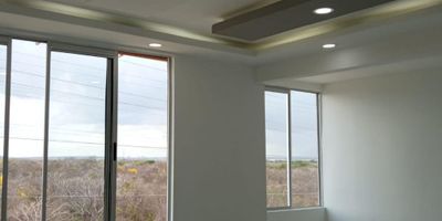 En Alameda del Rio, se encuentra este encantador apartamento de 2 habitaciones y 1 baño, con una distribución inteligente que optimiza sus 55 metros cuadrados. Su diseño moderno y funcional crea un ambiente acogedor y luminoso, ideal para disfrutar de momentos de tranquilidad. La ubicación estratégica brinda acceso a una amplia variedad de servicios y comercios, garantizando comodidad y conveniencia en cada paso. Descubre en este espacio la combinación perfecta entre estilo y practicidad, convirtiéndolo en el hogar ideal para quienes buscan un lugar único donde crear nuevos recuerdos