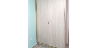 Si buscas un lugar cómodo y con todas las comodidades como una ubicación privilegiada, un apartamento en Rionegro, Antioquia es la opción perfecta para ti. Con una área construida de 56 M2, este apartamento cuenta con 3 amplias alcobas, perfectas para acomodar a toda tu familia, y 2 baños completos, uno de ellos en la habitación principal, para mayor comodidad.

La distribución del apartamento es ideal, ya que cuenta con una barra estilo americano que conecta la cocina con la sala de estar, creando un ambiente moderno y acogedor. Además, cuenta con baño auxiliar para las visitas y amplios clósets en cada una de las habitaciones, ideales para mantener todo en orden y organizado.

En cuanto a las características externas, este apartamento está ubicado cerca de zonas comerciales, lo que facilitará tus compras y trámites diarios. También se encuentra en una zona urbana, lo que te garantiza acceso a múltiples servicios y comodidades.

Para tu seguridad y tranquilidad, el apartamento cuenta con circuito cerrado de televisión, garaje propio y vigilancia las 24 horas del día en la portería. Además, podrás disfrutar de las diversas amenidades que ofrece la urbanización cerrada, como gimnasio, salón comunal y piscina.

Si te preocupa la movilidad, no hay de qué preocuparse, ya que el apartamento se encuentra sobre una vía principal y cuenta con fácil acceso al transporte público, lo que te permitirá moverte por la ciudad sin complicaciones.

No dejes pasar la oportunidad de vivir en un lugar tranquilo y seguro, rodeado de naturaleza y con todas las comodidades necesarias para una vida cómoda y placentera.

Contáctanos y agenda una visita a este maravilloso apartamento en Rionegro, Antioquia. ¡Te encantará!
