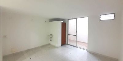 Local comercial en excelente sector, cuenta con amplios espacios de 3 niveles, suelos en cerámica, zona comercial y residencial. 
