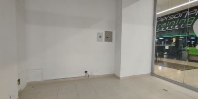 Local ubicado en el exclusivo centro comercial City Plaza, con excelente visibilidad y ubicacion estrategica. Ofrece facil acceso a transporte publico, rodeado de colegios, hospitales, supermercados y entidades financieras. Ideal para negocios que buscan posicionarse en un sector comercial dinamico y concurrido. Cuenta con un entorno de alta afluencia y cercania a servicios esenciales que garantizan un flujo constante de clientes potenciales. Perfecto para potenciar su marca!