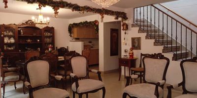 Casa independiente para uso comercial en arriendo cerca a via principal, supermercados, estacion de metro, hospitales, rutas de transporte publico y servicios complementarios. Piso en porcelanato, 8 espacios, 2 niveles, baños, cocineta, cableado de red, techo cielo raso y parqueadero independiente cubiertos. division en concreto, patio red de gas.