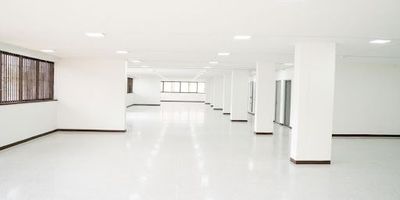 Edificio con Bodega de  4.624 metros cuadrados, area libre de Bodega 1.150 mas mzz de 650 metros, Con 3 muelles cargué y descargue, El Area del Edificio es de 3.474 Metros en cuatro pisos en espacios abiertos amplias zonas de parqueo para aproximadamente 15 vehículos, cuenta con baterías de baño para dama y para caballero, con excelentes vías de acceso. Servicio de Motobomba de agua con tanques de reserva, Servicio de Subestación Eléctrica con transformador y tableros de distribución. Servicio de Planta Eléctrica. Red Contra Incendios Gabinetes, tiene para su uso 250 cupos de parquead