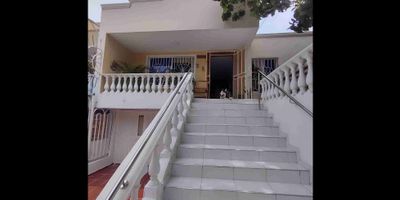  Si estás buscando una casa que combine comodidad,y un entorno tranquilo, esta propiedad en el barrio Nuevo Horizonte de Barranquilla es la opción ideal. Situada en una zona residencial apacible, esta casa destaca por su excelente estado y su distribución funcional. Espacios llenos de luz y vida Al entrar en la casa, te encuentras con una sala comedor de buen espacio , la cocina es cerrada y muy clara con espacio para comedor auxiliar y salida al patio social. Este es uno de los grandes atractivos de esta propiedad , cuenta con suficiente espacio para disfrutar de reuniones familiares o momentos de relajación. Tambén cuenta con cuarto y wc de servicio La vivienda dispone de tres amplias alcobas, diseñadas para ofrecer comodidad y privacidad. Con dos baños completos, se asegura la funcionalidad. Estacionamiento seguro y práctico. Cuenta con un garaje cubierto.