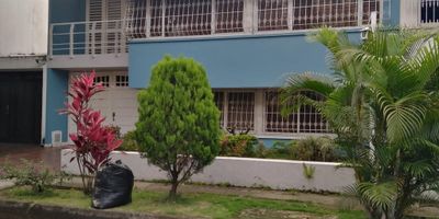 Descubre esta impresionante casa en venta con 6 habitaciones, 4 baños y 3 parqueaderos en una ubicación privilegiada. Con 400 metros cuadrados de espacio, esta propiedad ofrece amplitud y comodidad para toda tu familia. Por tan solo $650,000,000, podrás disfrutar de un hogar único. ¡No dejes pasar esta oportunidad! Contáctanos ahora para más información.SI DESEAS DESARROYAR   UN PROYECTO DE APARTA ESTUDIOS ES  IDEAL POR SU TERRENO Y UBICACION   INFO. 602 4852828  o al  3107644912 . ¡No pierdas esta oportunidad!