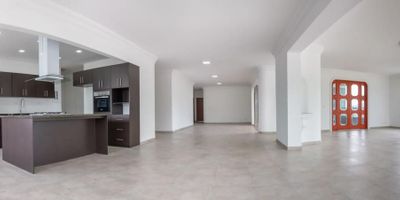 *** REMODELADO ,ESPECTACULAR APARTAMENTO:  CON VISTA PANORAMICA, VENTANALES DE GRAN APERTURA ,UBICADO EN EL CENTRO DE CALI PISO VEINTICINCO ,SIN GARAJE PROPIO .
APTO REMODELADO :CON CUATRO CUARTOS CADA UNO CON BAÑO,CUARTO DEL SERVICIO,SALA Y COMEDOR INDEPENDIENTES,PATIO INTERIOR COCINA ABIERTA CON ISLA,ZONA DE OFICIOS,HERMOSOS BAÑOS CON VISTA .