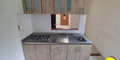 Excelente y cómodo aparta estudio, bien ubicado cerca al centro Tranvía Plaza , torres de bombona y registraduría, excelentes medios de transporte y rutas del metro entre otros, a 2 cuadras de la estaciónPabellón Del Agua, D1. Entre sus características el inmueble cuenta con 1 alcoba con closet movible, 1 baño, sala-comedor, cocina integral, red de gas, calentador, zona de ropas, piso en cerámica.Anímate, ¡¡agenda tù cita ya!!