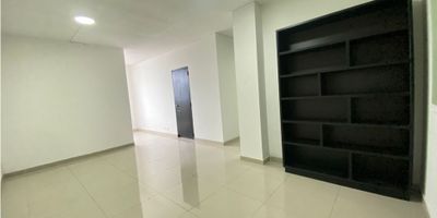 Oficina muy bien ubicada, un solo ambiente, pisos en cerámica, portería, sobre vía principal, zona comercial y residencial. 

El edificio cuanta con conserjería y sala de espera.
