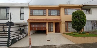 Se arrienda amplia casa en el barrio Pontevedra, con un metraje de 287 m de dos niveles, ideal para vivienda. la propiedad cuenta con tres habitaciones con closet, un estudio, un cuarto de servicio, su cocina es integral a gas con extractor de humo y muebles superiores e inferiores,  tres baños con calentador a gas, parqueadero cubierto doble, terraza, dos altillos y un deposito, un inmueble con  excelente iluminación natural, sus pisos son en madera y la casa cuenta con acabados de calidad. ubicada en una zona residencial con fácil acceso al transporte y vías principales como la cra 7 c y calle 116 a, esta casa es una excelente opción para quienes buscan amplitud y funcionalidad. ¡no pierdas la oportunidad de conocerla! para mayor información comuníquese con el ejecutivo comercial carlos medina al celular o whatsapp 3165290113, a su correo electrónico carlos.medinainmobiliariasaliadas.com