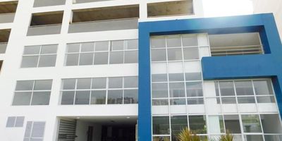 Apartamento en venta ubicado en el barrio Miramar de la ciudad de Barranquilla, cuenta con un área de 58.59 metros cuadrados, 3 alcobas, 2 baños, sala, comedor, cocina semi-integral, área de labores, balcón, área común, zona infantil, acceso a piscina, sala de espera, ascensor, gimnasio, salón social y parqueadero.