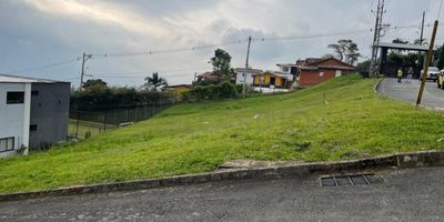 Lote en venta en La Estrella, Antioquia. Este terreno de 1449 m² se encuentra en condominio, ubicado en la Vereda San José, sector Bosques del Trapiche. Ofrece un entorno seguro con vigilancia 24 horas, proporcionando tranquilidad para su futura construcción. El predio cuenta con estrato 6 y una administración de $450.000. Es una opción para quienes buscan invertir en un sector residencial consolidado en La Estrella. Para obtener más detalles y conocer el lote, consulte nuestras opciones de whatsapp, quiero que me contacten y ver telefonos.