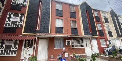 Casa de tres pisos ubicada en el noroccidente de bogotá, barrio el mortiño,  en via vehicular, cuenta  en el primer  piso con sala-comedor, cocina integral,  patio y   zona  de  ropas con acceso  por  escaleras en  el patio. En  el segundo piso   tiene dos  alcobas  un  baño,  en  el tercer piso  tiene dos  alcobas, un baño,  comodas vias  de acceso como la calle  80, calle 72  y  carrera 110, cerca  al parque principal de  villas  de  granada a los  Conjuntos  Multifamiliar  del  Mortiño, sector de  alta valorización.