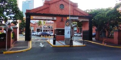 Se venden dos locales juntos,  separados el uno  del otro por pared, ubicados  en el Centro comercial Chipichape, frente al banco Scotiabank. Local esquinero con vitrina hacia zona de parqueaderos y frente al banco, consta de: bodega debajo de las escaleras amplio local, segundo piso,  mezanine con un salón y un cuarto. Este local, tiene  área privada de 51.07 y el otro local, continuo, con área privada de 51.40, Consta en el primer piso local amplio con una separación  pequeña cocineta. Segundo piso,   bodega pequeña, este inmueble ofrece infinitas posibilidades para su negocio. Su diseño moderno y luminoso lo convierten en el lugar ideal para destacar entre la competencia. Aprovecha esta oportunidad única para establecer tu marca en un entorno dinámico y en constante crecimiento. ¡Haz de este local el escenario perfecto para alcanzar tus metas comerciales!. Los locales, se venden juntos . Informes y ventas, JM INMOBILIARIA 6023391536  Celular 3153396536