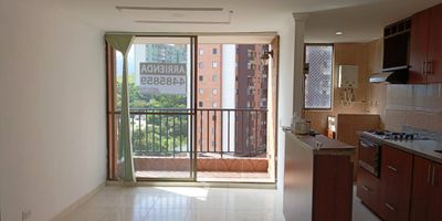 Apartamento en arriendo en unidad cerrada. Ubicacion en sector residencial, con facil acceso y salida, con conexion a rutas de transporte publico y servicios complementarios como parques, supermercados, tiendas, restaurantes. Cuenta con acabados tradicionales, piso en porcelanato, area social con balcon vista externa, sala comedor y cocina integral abierta con barra tipo americano. Tiene 3 alcobas, vestier con baño en la principal, baño social; parqueadero cubierto. ). La unidad cuenta con ascensor y zonas sociales que incluyen piscina, gimnasio, salon social, parque infantil, placa polideportiva, sendero para caminar y zonas verdes; ademas vigilancia privada, citofonia, porteria 24 hrs y circuito cerrado de tv. *Inmuebles sujetos a verificación de disponibilidad.*
