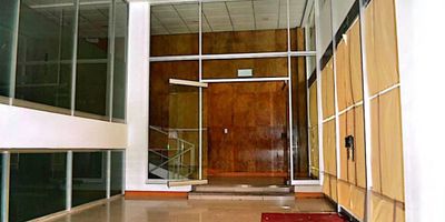 Ubicado en el corazón de la ciudad, este local comercial ofrece una oportunidad única para entidades que requieren una atención al público eficiente y profesional. Con un diseño funcional, el espacio es ideal para bancos, notarías, ONG o cualquier otra organización que busque establecerse en un entorno de alto flujo de clientes. Situado en un edificio en el centro bancario y comercial, garantizando visibilidad y accesibilidad tanto para clientes como para empleados.
El local cuenta con amplios espacios bien distribuidos, lo que permite una fácil adaptación según las necesidades específicas de cada entidad. Salas de atención, oficinas privadas y áreas de espera se pueden configurar para maximizar la eficiencia, Ascensor desde el sótano al piso 1.
Rodeado de comercios, entidades financieras y servicios, creando un ambiente dinámico que atrae un constante flujo de visitantes.
Excelente conexión con transporte público y fácil acceso para clientes, asegurando comodidad y conveniencia.