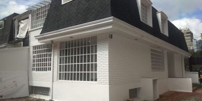 CASA EN ARRIENDO SAN PATRICIO USAQUÉN Presentamos este interesante  casa de tres niveles el cual cuenta con 8 oficinas, 4 baño, senis sótano, zona de reuniones,  la casa cuenta con 11.35 mts de frente divididos en 5 mts de entrada al parqueadero y 6.35 mts de frente de la casa  por 33 mts de fondo . Área total del lote 374.55  mt2 y la casa tiene 100 mt2 aprox por piso , area total construida 300  mt2  apr dentro de la casa . Área total : 574.55 mts2 apr . Uso residencial , comercial , institucional , sin mayores restricciones por estar sobre la autopista. Servicios agua y luz, ubicado en uno de los sectores mas exclusivos de Bogotá con vigilancia 24/7 cerca estaciones y paraderos de SITP y Transmilenio. Colegios, lugares de intereses social, entre otros.