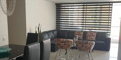 Apartamento en venta en unidad cerrada. Ubicacion en sector central, con facil acceso y salida a via principal, ademas con conexion a rutas de transporte y gran oferta de servicios complementarios como supermercados, centro comercial, estacion de servicio, restaurantes, servicios educativos y culturales. Cuenta con piso en porcelanato y madera, area social con salida a balcon vista externa, salacomedor, estudio, estar de tv y cocina integral tipo americano. Tiene 3 alcobas, vestier con baño en la principal, baño social; parqueaderos independientes cubiertos. La unidad cuenta con ascensor y zonas sociales que incluyen piscina, gimnasio, salon social, club house, parque infantil, placa polideportiva, cancha de squash, sendero para caminar, zonas verdes, vigilancia privada, citofonia, porteria 24horas y circuito cerrado de tv. *Inmuebles sujetos a verificación de disponibilidad.*