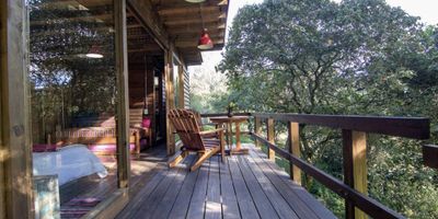 Casa campestre La Maloca tiene una ubicación privilegiada en la vereda Santa Lucia, sector Las Cañadas, municipio de Guasca Cundinamarca. A sólo 50 minutos de Bogotá D.C. y 10 minutos de Guasca, el municipio cercano. Tiene fácil acceso a través de tres rutas desde la capital, por excelentes vías y recorriendo siempre un hermoso paisaje.   Cuenta con un gran  bosque nativo como reserva natural, lo que otorga un beneficio del 100% de descuento en el valor del impuesto predial de la propiedad. Existe también la posibilidad de desarrollar un proyecto hotelero campestre dirigido a personas que compartan el gusto por la naturaleza. La Casa principal cuenta con dos pisos, 1 habitación con excelente vista a bosque nativo y baño privado, estudio, cocina, chimenea, terrazas, baño social,  La casa cuenta con tres habitaciones tipo cabaña en madera completamente independientes con baño privada y terraza.