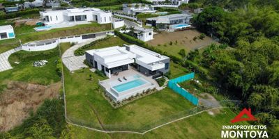 Sala-comedor
Cocina integral
5 habitaciones con vestier, baño y aire acondicionado
Baño social
Habitación de servicio con baño
Zona de ropas

+Piscina con playa infantil
+Jacuzzi
+Amplias zonas verdes

-Parqueadero cubierto para 2 carros y descubierto para 10+
-Tiene avalúo comercial por $2.224.000.000
-Incluye el mobiliario exhibido
-El condominio cuenta con cancha de fútbol 8, portería con vigilancia 24 horas y servicio de jardinería
-Excelente ubicación a tan solo 7 minutos (3km) del Crucero de Combia, a 20 minutos del Aeropuerto y centro de Pereira
-Posibilidad de recibir propiedad de menor valor en parte de pago (Pereira y Medellín)
-Documentos e impuestos al día, lista para escriturar
