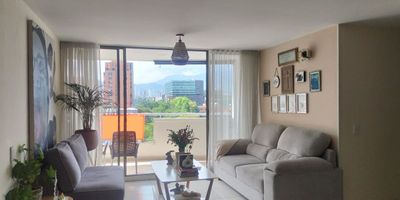 Apartamento en venta en unidad cerrada. Ubicacion en sector central, con facil acceso y salida a via principal, ademas con conexion a rutas de transporte y gran oferta de servicios complementarios como supermercados, centro comercial, estacion de servicio, restaurantes, servicios educativos y culturales. Cuenta con piso en ceramica, area social con salida a balcon vista externa, salacomedor, estudio, estar de tv y cocina integral estilo cerrado. Tiene 3 alcobas, vestier con baño en la principal, baño social, alcoba y baño de servicio; parqueaderos lineales cubiertos.. La unidad cuenta con ascensor y zonas sociales que incluyen piscina, jacuzzi social, gimnasio, salon social, sauna, parque infantil, placa polideportiva, cancha de squash, sendero para caminar, zonas verdes, vigilancia privada, citofonia, porteria 24horas y circuito cerrado de tv *Inmuebles sujetos a verificación de disponibilidad.*