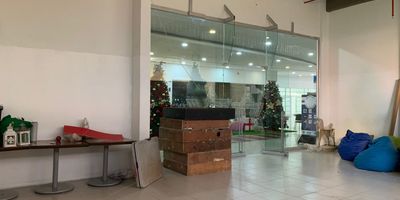 Local en arriendo en centro comercial. Tiene ubicación estrategica y central, con facil acceso desde via principal y rutas de salida, con conexion a rutas de transporte publico y gran variedad de servicios complementarios como supermercados, restaurantes, iglesia, centros comerciales y variedad de comercio. Cuenta con diseño industrial, piso en porcelanato, es un espacio abierto e iluminado, tiene cableado de red, aire acondicionado central, energia monofasica y puerta vidriera con vitrina. Edificio con auditorio, ascensor, vigilancia privada, porteria 24horas, circuito cerrado de tv, parking visitantes con costo, bahia de parqueo, baños comunales y planta electrica. *Inmuebles sujetos a verificación de disponibilidad.*