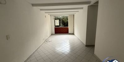 APARTAMENTO EN ARRIENDO CUARTO PISO DE TRES ALCOBAS Y DOS BAÑOS Y GARAJE CERCA DEL HOSPITAL MUA , UNIDAD CERRADA