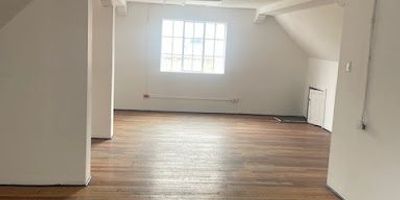 En arriendo casa de conservación esquinera para restaurar, en el corazón de Chapinero, con innumerables posibilidades para adecuar hospedaje para estudiantes, hostal, academia de enseñanza o sede institucional de cualquier índole. Cerca a las universidades Javeriana, Piloto, Incca, y otras. 619 m2. 7 habitaciones. Estrato 4. 