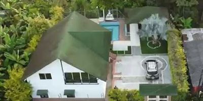 Finca en venta en San Carlos Antioquia, ubicada en el km 106 vía Medellín San Carlos, ingresando por Granada. Ubicada en sector residencial muy tranquilo, son 400 m2 de lote con un área construida total de 480 m2, cuenta con casa dúplex con techo en teja shingle, acceso vehicular y capacidad para 6 vehículos, kiosko con BBQ, bar y sonido, Piscina con cuarto de maquinas, zona verde con jardín y parque infantil. ubicado a 15 minutos del casco urbano, excelente ruta de acceso, a 5 minutos de los charcos de agua cristalina por acceso directo por sendero ecológico. Ideal para tener un espacio para descansar, rodeado de Naturaleza y a pocos minutos del casco urbano. COD 950-3484