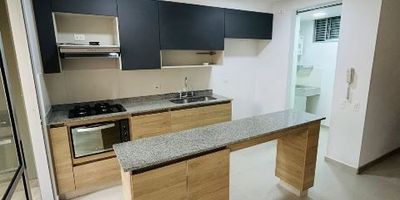 Apartamento ubicado en Sabaneta,  cuenta con fácil acceso debido a su buena ubicación, además tiene facilidad de acceso a rutas de servicio público.