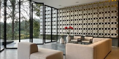 Casa AMOBLADA en arriendo en unidad cerrada cerca a via principal, sector campestre de poco flujo vehicular y servicios complementarios. Cuenta con piso en ceramica, chimenea, sala y comedor, 4 alcobas con baño en cada una, tina, jacuzzi, cocina integral abierta tipo americano, alcoba y baño de servicio, zona bbq, pesebrera, salon de hobbies, jardin, terraza y parqueaderos (6 cubiertos). Conjunto cerrado con vigilancia, porteria 24 horas, citofonia y circuito cerrado de tv. *Inmuebles sujetos a verificación de disponibilidad.*