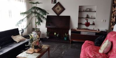 Casa de 368mts2 de dos niveles, cuatro habitaciones, dos baños, parqueadero para cinco vehículos, cocina, calentador a gas, estudio, sala comedor, csb, jardín y antejardín, el inmueble se encuentra en buenas condiciones, excelente iluminación natural, sobre vía secundaria, cerca a vías principales, estaciones de servicio, transmilenio, supermercados.