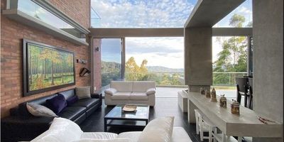 Casa AMOBLADA en arriendo en unidad cerrada cerca a via principal, sector campestre de poco flujo vehicular, restaurantes, supermercados y servicios complementarios. Cuenta con piso en cerámica y madera laminada, chimenea, sala comedor, estar de tv, biblioteca, estudio, 6 alcobas con baño en cada una, jacuzzi, cocina integral abierta tipo americano, alcoba y baño de servicio, balcón, terraza, jardín y parqueaderos descubiertos. Conjunto cerrado con vigilancia, portería 24 horas, citofonía y circuito cerrado de tv.