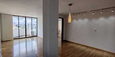 Apartaestudio para el Arriendo con muy buena ubicación en Pinares de facil acceso, cuenta con buena iluminacion y ventilacion natural, con amplios espacios y hermosa vista, con una habitacion y dos baños, sala-comedor, pisos en madera, cocina integral meson en granito, estufa y calentador a gas, zona de lavanderia. En conjunto cerrado con un parqueadero cubierto y cuarto util. Vigilancia y porteria las 24 Horas. Inmuebles sujetos a verificación de disponibilidad.