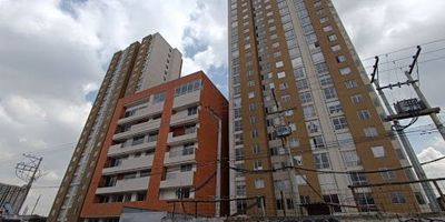 Apartamento en venta, para estrenar en piso 21 con ascensor, cuenta con vista exterior e iluminación natural, el apartamento consta de dos habitaciones sin closet, sala comedor, cocina semi integral, zona de lavandería, calentador a gas, baño social, balcón, pisos en madera laminada. El apartamento esta para re modelar, no cuenta con parqueadero. El edificio cuenta con zonas comunes como parque infantil, canchas múltiples, kioskos y vigilancia las 24 horas