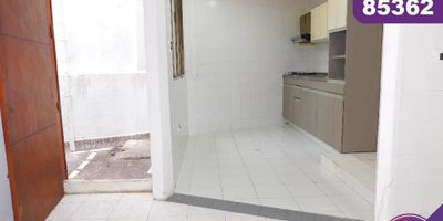 Casa dúplex en venta en la ciudad de Barranquilla ubicado en el barrio El tabor, en un conjunto con vigilancia privada las 24 Horas y zonas sociales de entretenimiento, con un área aproximada de 115.90 mt2, distribuidos en 3 habitaciones, 2 baños más un baño social, la habitación principal cuenta con baño interno, sala y comedor independiente, cocina semi integral, zona de labores y 1 parqueadero asignado, lado sombra, buena distribución en sus áreas con buenos y modernos acabados, es fresco y acogedor, su entorno es tranquilo, residencial con cómodas vías de acceso y facilidad al transporte publico cercano, sobre el sector puede encontrar el centro comercial miramar.