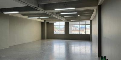 Oficina disponible en complejo empresarial sobre la avenida guayabal, cuenta con zona amplia de parqueadero para visitantes, zona de comidas, esta ubicado muy cerca a la estación del metro.