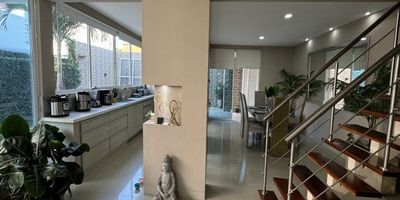 Venta de excelente casa ,¡Aquí está tu oportunidad! Esta maravillosa casa ubicada en avenida CHIPAYA  JAMUNDI Valle del Cauca, con área construida de 168 m2 y una privada de 344 m2. Cuenta con 6 alcobas, 5 baños, 2 garajes y una variedad de características internas y externas que necesitas en un hogar. Estas incluyen aire acondicionado, alarma,, balcón, baño auxiliar, alcoba principal con baño y closet , biblioteca/ estudio, calentador, jacuzzi , cocina integral moderna y muy amplia  además de tener sus corredores verdes , hermosos que te sentirás en un lugar muy fresco y relajado .