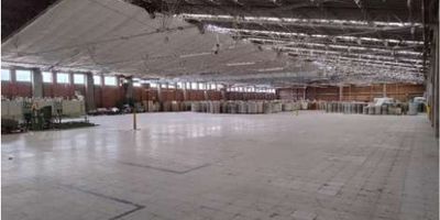 Bodega área 10.000m2, dividido en 3 niveles, c/u de 3.000m2, 4 nivel de 1.000m2, área
libre, altura sencilla, 1 piso: 3,3 m, 2 piso: 2,9 m, 3 piso: 4,49 m, 4 piso: 4,3 m, carga eléctrica de 500 KVA, ascensor de carga 2ton.
