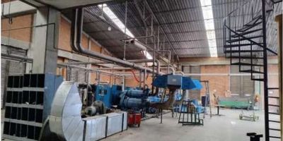 Bodega área 10.000m2, dividido en 3 niveles, c/u de 3.000m2, 4 nivel de 1.000m2, área
libre, altura sencilla, 1 piso: 3,3 m, 2 piso: 2,9 m, 3 piso: 4,49 m, 4 piso: 4,3 m, carga eléctrica de 500 KVA, ascensor de carga 2ton.
