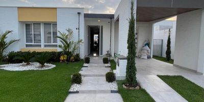 BIENVENIDO AL PARAISO EN EL PRESTIGIOSO SECTOR DE JAMUNDI, Esta espectacular casa de 170mtrs construidos y 330mtrs de lote ubicada en HACIENDA EL CASTILLO, es perfecta para aquellos que buscan un hogar sofisticado y lujoso, en una de las zonas mas codiciadas, esta propiedad ofrece amplios espacios interiores y exteriores para disfrutar en familia, perfecta para relajarse y desconectarse del ajetreo de la ciudad. Esta propiedad cuenta con 3 habitaciones, 1 estudio, con aire acondicionado y closet, 3 baños perfectos para acomodar a toda la familia, dispone de garaje para 2 carros para su comodidad y seguridad, cuenta con una hermosa cocina integral con barra, espaciosa y lujosa sala-comedor, con cascada para compartir en familia, baño social, zona de ropas y una terraza con zona BBQ cubierta y zona verde para disfrutar los fines de semana en buena compañía. Para mas Informacion Alejandra Moreno.