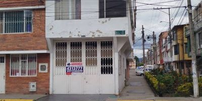 Amplio local esquinero en un primer piso ubicado en el barrio Bosques de Granada con servicios públicos de agua,luz. con medidas de frente 3M y de fondo 12M, Cuenta con baño, luz monofasica, espacio para cocina, zona de aseo, a poca distancia de servicios públicos de transporte como el alimentador de Villas de Granada y Villa Amalia rutas de SIITP, con vias de acceso como la calle 80 y la 72. Cerca de centros comerciales como Portal 80, Exito de la 80