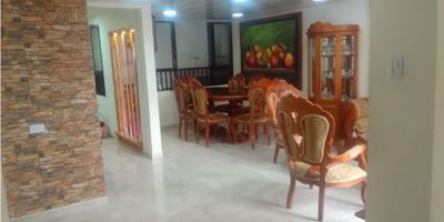 Casa de 203 m2 en Chipre, Manizales

Oportunidad de inversión en una casa de 203 m2 que combina amplitud y vistas panorámicas desde dos niveles.
Ideal para quienes buscan espacios funcionales con posibilidad de ampliación en el corazón comercial de la ciudad.

Descripción de la propiedad
La planta baja integra garaje cubierto, cocina semi integral, patio interno y áreas dedicadas a estudio y biblioteca, junto a un baño social.
En el segundo nivel se ubican los tres baños y ambientes abiertos que se adaptan fácilmente como dormitorios adicionales o zonas de recreación.

Descripción del entorno y acceso
Ubicada junto a la Defensa Civil, ofrece acceso pavimentado, transporte público cercano y proximidad a colegios, universidades, centros médicos y zonas verdes.
El entorno incluye canchas de baloncesto y fútbol, así como parques y una oferta comercial para el día a día.

Contáctanos
Escríbenos por WhatsApp para recibir más información al instante y coordinar tu visita.
Nuestro equipo te acompañará en cada paso para hacer de esta opción tu próxima inversión.


