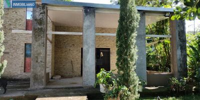 Terreno plano para la venta de 2.018,35 metros cuadrados aproximadamente con casa en proceso de construcción (60 porciento) aproximadamente con un área de 79,20 metros cuadrados aproximados. Cuenta con cercanía a colegios, parque de Sopetrán (Ant), supermercados y por estar cerca a vía principal, tiene fácil acceso a transporte público.Nota: El valor del impuesto predial es trimestral.