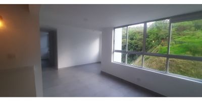 ? Arriendo Apartamento Nuevo en Niza, Manizales | ¡Diseño Moderno y Vista Espectacular!

? Lo que este apartamento te ofrece:


 2 habitaciones: Principal con baño privado, ambas con clósets amplios.
 2 baños modernos para tu comodidad.
 Cocina con barra estilo americano, perfecta para compartir momentos especiales.
 Ventanas dobles que inundan los espacios de luz natural y brindan una vista panorámica hacia las montañas.


? Ubicación envidiable:
En un 8.º piso con ascensor, en una zona residencial tranquila y cerca de parques, colegios, universidades, centros comerciales y transporte público.

? Comodidades adicionales:


 Parqueadero descubierto.
 Áreas sociales, salón comunal y zonas verdes para disfrutar del entorno.


✨ Todo lo que necesitas, en un espacio nuevo y remodelado.
? Contáctanos ahora y vive la experiencia de un hogar con estilo y funcionalidad en Niza.


