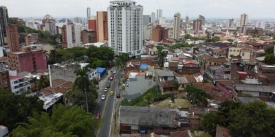 Se vende lote ubicado en San Antonio. Área de 338,20 m2. El lote está localizado en una zona con muy buena conectividad. Queda justo al lado de la avenida Circunvalar y vía peatonal que conecta fácilmente con la colina de San Antonio. Queda cerca al parque del acueducto, al Hotel Intercontinental, hotel Dann, el CAM, y barrio El Peñón y Desde la parte alta del lote se alcanza a divisar la estatua de Sebastián de Belalcázar. El lote tiene vista a Cristo Rey y los Cerros. VALOR DE VENTA: $ 370.000.000. Para más información comuníquese al PBX (602) 5532727 o con Lizeth Arcos 316 8336616