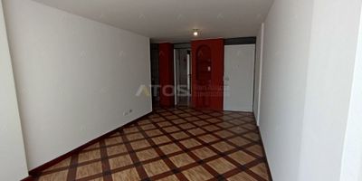 Apartamento en Venta - Edificio Canapro, Barrio Rosales, Tunja

Atos Inmobiliaria vende un amplio apartamento de 86.85 m² en el norte de Tunja, ubicado en el piso 4 del edificio Canapro, barrio Rosales. Este inmueble cuenta con una excelente distribución: 3 habitaciones, 3 baños, estudio, zona de ropas, sala-comedor y cocina integral. Además, dispone de un parqueadero cubierto para tu comodidad.

La ubicación es ideal, cerca del Pozo de Donato, Centro Comercial Centro Norte, Olímpica y Clínica Garper, ofreciendo fácil acceso a diversas opciones comerciales y de salud. No pierdas la oportunidad de vivir en una zona privilegiada. Contáctanos para más información y agendar una visita.