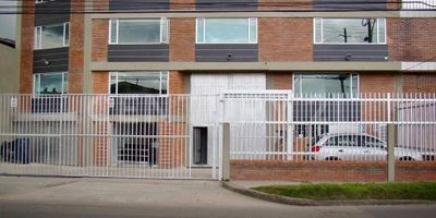 se arrienda bodega de 1343 metros cuadrado en arriendo,
la bodega esta muy bien ubicada en el sector de alamos, esta equipada por si se requiere para cuartos frios , la bodega es de doble altura , cuenta recepcion, cerca a entidades bancarias , restaurantes , muy buenas vias de acceso , por la av ciudad de cali, calle 80 , av 26