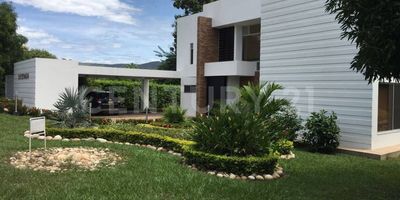 Hermosa casa en condominio consta de 6 habitaciones cada una con baño y aire acondicionado y closet, sala-comedor, cocina dotada, hall de alcobas,cortinas eléctricas,dos bodegas, salón de juegos,piscina privada, jacuzzi, aljibe para matas,tanque de reserva de agua,planta eléctrica, parqueadero para 7 carros,hay mandarinos ,limón, plátano, guanábanos, mango. y algo excepcional se entrega con todo incluido.(camas,televisores,muebles, cortinas todo)