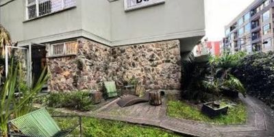 Excelente casa esquinera cuenta con cuatro locales, cinco oficinas, cinco baños, cocina integral, terraza y jardín