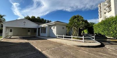 CALLE 8 No. 36-91 CONDOMINIO CASA DE CAMPO, Área 295 M2, El condominio cuenta con portería 24 horas, piscina, parque infantil, cancha múltiple, senderos peatonales, amplias zonas verdes, Casa de un piso, consta de garaje para tres vehículos, terraza exterior, jardin, sala, comedor independiente, sala de televisión, estudio, cocina integral,  tres habitaciones con closet, ventiladores de techo y aire acondicionado cada una, habitación principal con baño privado, zona de lavandería, baño auxiliar, patio interior, baño social, alcoba de servicio con baño. Estrato 5