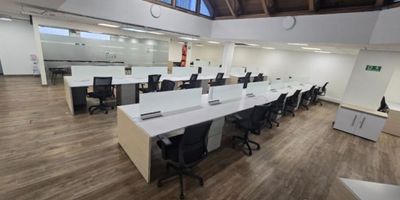 Descripción
Edificio completo de 6 pisos, con cielo raso en láminas de fibra mineral y en drywall ,
muros en drywall, con pisos vinílicos y en porcelanato,divisiones en vidrio templado, red
de potencia para corriente regulada y normal, cableado de voz/datos categoría 6-A,
gabinetes contra incendios en cada piso, sistema básico de CCTV, controles de acceso
biométricos en los accesos de cada planta, instalaciones hidráulicas, aire acondicionado
para los centros de cableado, módulos de atención, cafetería y baterìas de baños. Cuenta
con 209 puestos operativos , 5 oficinas privadas, 3 oficinas de gerencia, 1 sala de juntas.
Espacio en el piso 2, con sillas y superficies tipo comedor, para aprox 50 personas.
